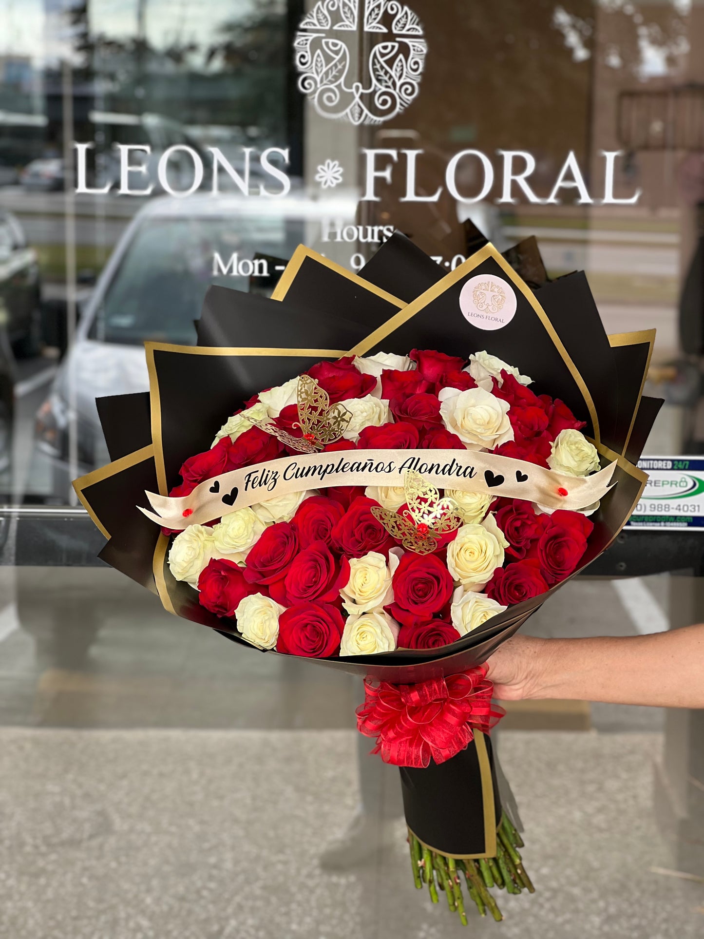 Ramo Buchon 50 Roses – Leon's Floral